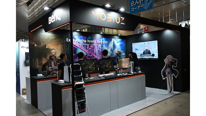 東京ゲームショウ 2025のBenQブースはゲームアートスタイルを鮮明に映し出す最新ゲーミングモニターが主役！猫麦とろろさんのスタイリッシュなパネルもお出迎え【TGS2025】