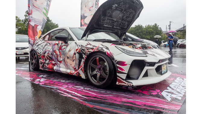 人気VTuberにウマ娘、初音ミクまで！雨にも負けなかった痛車＆痛バイクを取材【第九回 天下無双 東西最強痛車決戦 フォトレポ】