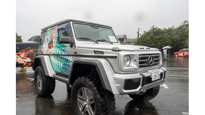 ベンツやレクサス、往年のスポーツカーまで集結！雨に負けじと会場を盛り上げた痛車まとめ【第九回 天下無双 東西最強痛車決戦 フォトレポ】