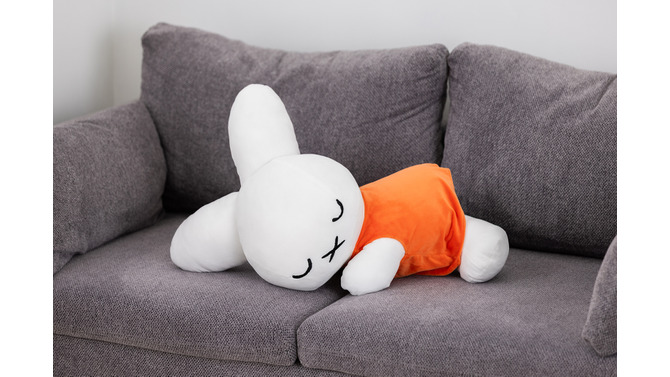 「ミッフィー」誕生70周年を記念した特大ぬいぐるみが発売決定！すやすや寝ている姿が可愛い