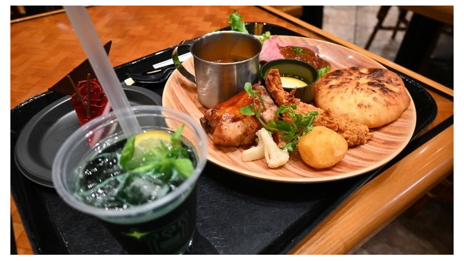 「USJでモリバーたちが宴を開きたがっています！」とろ～りクファナチーズも再現された焚き火料理が味わえるコラボイベント「モンハンワイルズ モリバーの宴」をレポート！