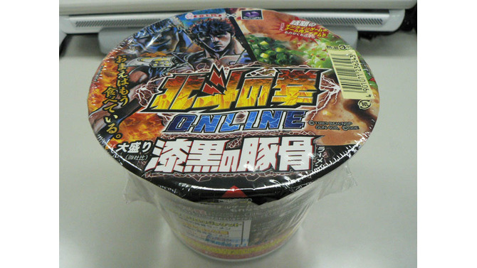 アイテムチケット同梱の「北斗の拳ONLINE大盛り漆黒の豚骨ラーメン」、エースコックから