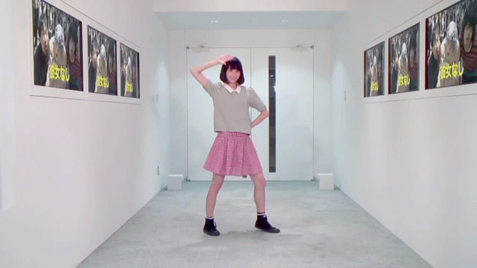 映画「日々ロック」踊ってみたキャンペーンの参考動画に出演するまなこさん