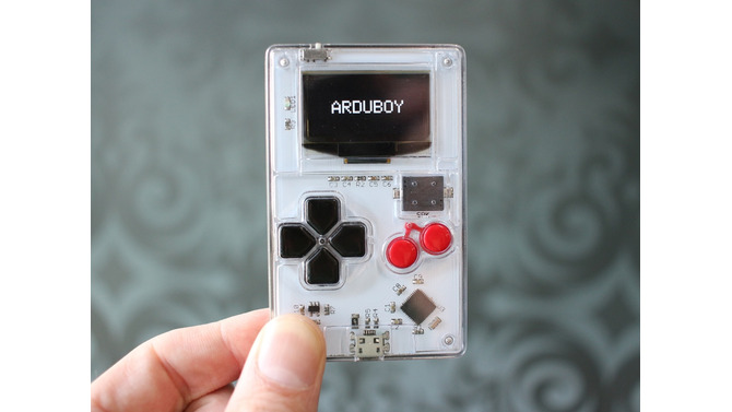 超小型ゲーム機「Arduboy」資金調達に成功…8bitシンセサイザー、ドローン操作、名刺機能も