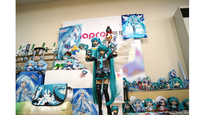 【レポート】「マジカルミライ 2015」企画展に「シテヤンヨ＆たこルカ」襲来、恒例の祭壇も登場