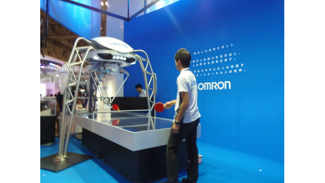 新型卓球ロボットのデモ展示