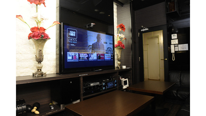 カラオケで映画鑑賞できる「シネカラ」本格始動、完全個室のプライベート空間を手頃な価格で