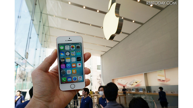 1階にはiPhoneとiPadなど端末が中心に並ぶ。B1がアクセサリーのフロア