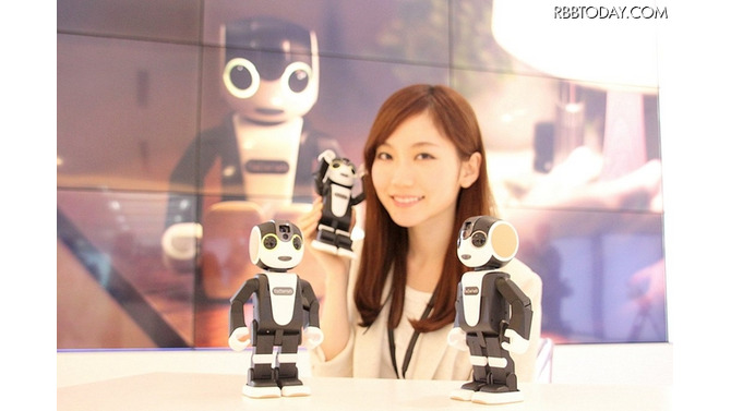 シャープは14日、携帯できるモバイル型のロボット電話「ロボホン」を5月26日より発売開始すると発表した