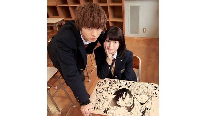 「オオカミ少女と黒王子」映画とマンガが夢のコラボ　イラスト入りの机?渋谷PARCOに登場
