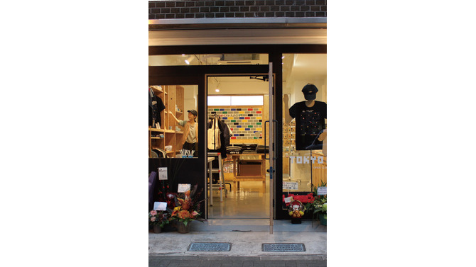 8bitアパレルショップの旗艦店が東京・蔵前に、「パックマンTシャツ」やドット絵風ブローチなどが登場