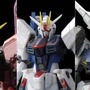 「機動戦士ガンダムSEED」より、「フリーダム」ら3機が揃い踏み！限定メタリック仕様の「20周年記念MSセット」が発売