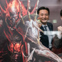 「リネージュ」シリーズ全作に登場する「デスナイト」と一緒に写真が撮れるフォトスポットで記念撮影する佐賀県知事の山口祥義氏、NC Japan事業統括本部長の金 埈範（キム ジュンボム）氏