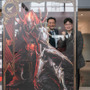 「リネージュ」シリーズ全作に登場する「デスナイト」と一緒に写真が撮れるフォトスポットで記念撮影する佐賀県知事の山口祥義氏、NC Japan事業統括本部長の金 埈範（キム ジュンボム）氏