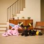意外と大きい！『ポケモン』エーフィ、ブラッキーの等身大ぬいぐるみが予約受付中―ぐるっと見られるサンプル画像も