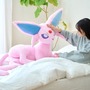 意外と大きい！『ポケモン』エーフィ、ブラッキーの等身大ぬいぐるみが予約受付中―ぐるっと見られるサンプル画像も