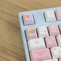 VTuber・結城さくなの推し活するならコレ！ 本人監修ゲーミングキーボード＆マウスパッドをレビュー　サイン入り背面ガラスプレートが嬉しい、ガジェットとしての使用感も◎