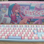 VTuber・結城さくなの推し活するならコレ！ 本人監修ゲーミングキーボード＆マウスパッドをレビュー　サイン入り背面ガラスプレートが嬉しい、ガジェットとしての使用感も◎