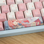 VTuber・結城さくなの推し活するならコレ！ 本人監修ゲーミングキーボード＆マウスパッドをレビュー　サイン入り背面ガラスプレートが嬉しい、ガジェットとしての使用感も◎