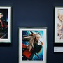 『FGO』最終再臨展へひと足先に参加！心奪われる美麗印刷でイラストの魅力を再発見できたメディア向け内覧会レポート