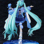 満天の星空の下で歌う「初音ミク」が綺麗！イラストレーター・Tiv氏が描いた「マジミラ2025」メインビジュアルを立体化