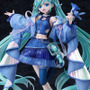 満天の星空の下で歌う「初音ミク」が綺麗！イラストレーター・Tiv氏が描いた「マジミラ2025」メインビジュアルを立体化