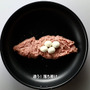 新作ゲーム飯“ツチノコハンバーグ”に、スネークも思わず「ウマすぎる！」―竹炭で色付けるなど見た目も凄い