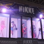 コスプレイヤーがズラリと並ぶ『勝利の女神：NIKKE』“リアル10連ガチャ”今年もTGSで出展
