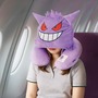 『ポケモン』ゲンガーになりきりながら快適に過ごせる！フード付ネックピローほか、ピカチュウのスーツケースベルトなどトラベルグッズが発売