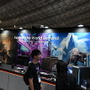 東京ゲームショウ 2025のBenQブースはゲームアートスタイルを鮮明に映し出す最新ゲーミングモニターが主役！猫麦とろろさんのスタイリッシュなパネルもお出迎え【TGS2025】