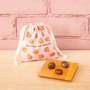 「ちいかわベーカリー」1周年記念！報酬袋焼きなど個性的なパンやオリジナルグッズ販売ほか、さまざまなノベルティがもらえる企画を実施