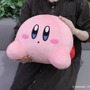カービィと一緒におうちでゴロゴロ…大きな毛布と約40cmのぬいぐるみがプライズに登場