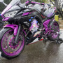 常闇トワ様の「マツダ3」に輪堂千速のヤマハバイクも！岐阜に集まったホロライブの痛車・痛バイクまとめ【第九回 天下無双 東西最強痛車決戦 フォトレポ】