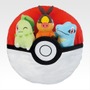 『ポケモン』新作一番くじの全ラインナップ公開！A賞はチコリータ、ポカブ、ワニノコのぬいぐるみが付いたモンスターボール型ゲームクッション