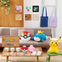 『ポケモン』新作一番くじの全ラインナップ公開！A賞はチコリータ、ポカブ、ワニノコのぬいぐるみが付いたモンスターボール型ゲームクッション