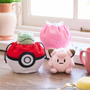 『ポケモン』新作一番くじの全ラインナップ公開！A賞はチコリータ、ポカブ、ワニノコのぬいぐるみが付いたモンスターボール型ゲームクッション