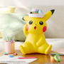 『ポケモン』新作一番くじの全ラインナップ公開！A賞はチコリータ、ポカブ、ワニノコのぬいぐるみが付いたモンスターボール型ゲームクッション