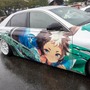 『ウマ娘』の痛車が集結！雨に負けない躍動感を放つ【第九回 天下無双 東西最強痛車決戦 フォトレポ】