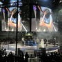 「CAPCOM CUP11」優勝直後、しゃがみ込む翔選手を励ますBlaz選手