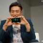 スマートフォンで映画を楽しむ伊勢谷さん