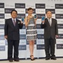 写真左から、サムスン電子ジャパン石井専務、押切さん、サムスン電子ジャパン趙洪植代表取締役