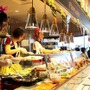 「Plate Lunch」コーナーで、食べたい品目を選んでいる様子