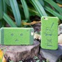 「よつばと！」が“芝生”なiPhoneケースに！ よつば＆ダンボー柄を発売開始