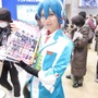 【レポート】「コミケ89」企業ブースのコスプレイヤー写真を一挙130枚！胸元の空いたコスプレイヤーも