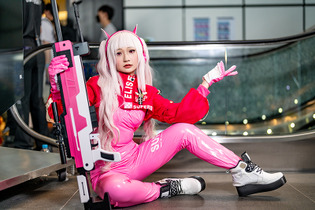 【コスプレ】『NIKKE』アリスの座りポーズにこだわりました！シンガポールで見つけたキュートな美女レイヤー【写真10枚】 画像