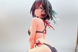 黒ビキニ食い込むお尻が刺激的！「水着ユミア」フィギュア監修中の彩色原型が公開、べにたま氏も“背中の魅力”を絶賛 画像