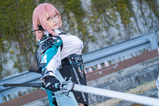 【コスプレ】『ゼンゼロ』柳のメガネ姿がいい！一際目を引く美ボディで颯爽としたポージングを極める美女レイヤー【写真8枚】 画像