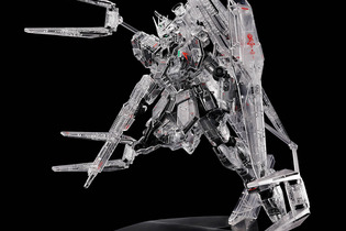 逆シャア「νガンダム」「サザビー」がメカニカルクリアでMGガンプラ化！透き通るような各種パーツが特別感を引き立てる 画像