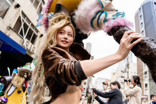 【コスプレ】『モンハン』イャンクックのハンマーがど迫力！スタイル抜群のジェマと合わせて存在感がすごい【写真10枚】 画像