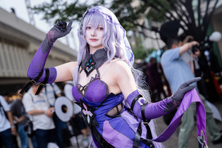 【コスプレ】黒ストッキングが魅せるエレガントさとミステリアスな雰囲気がいい！『崩スタ』ブラックスワンが艶のある美しさを披露【写真9枚】 画像